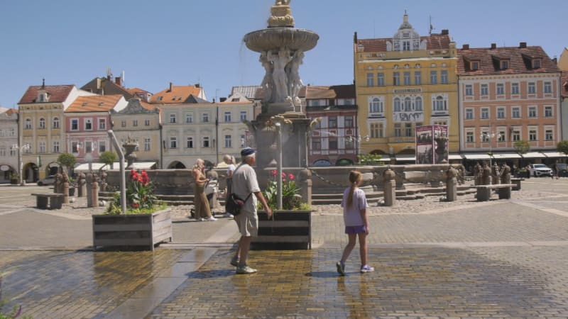 Česko sevřela abnormální vedra: V zoo chladí ohrožené medvědy, záchranáři se nezastaví