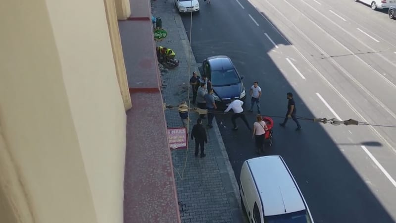Hromadná bitka v Brně: Násilník mával pantokem, ukazují záběry. Policisté museli tasit pistole