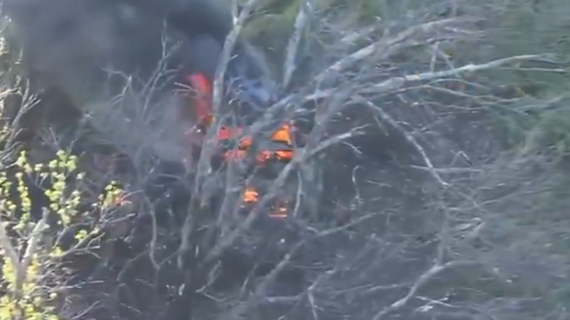 Neschováte se, vzkázali Ukrajinci okupantům. Video ukazuje destrukci ruských obrněnců