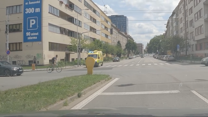 Mladík na kole úplně ignoroval houkající sanitku v Brně. O vlásek unikl sražení, ukazuje video