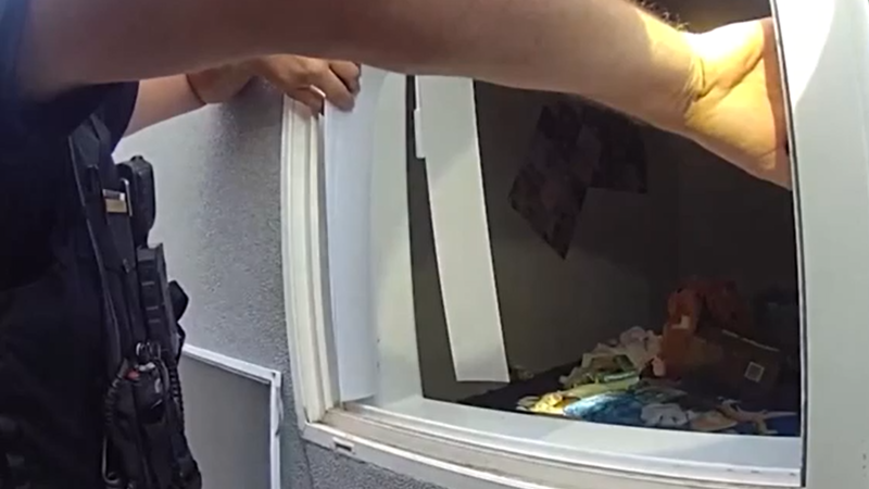 Policisté našli v bytě mrtvou matku, kojence zachránili. Video ukazuje dramatickou akci v USA