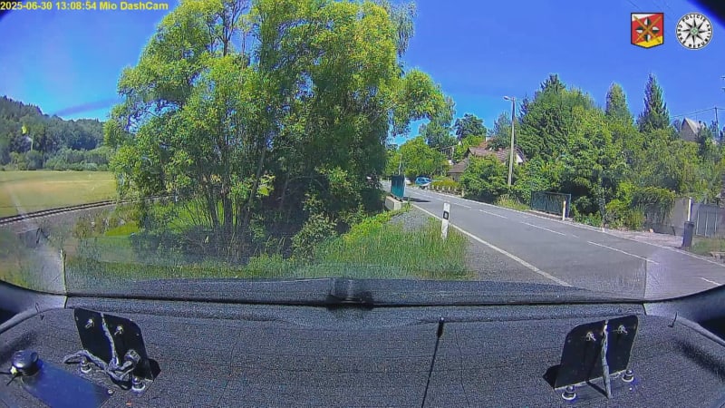 Motorkář prosvištěl obcí u Trutnova rychlostí 121 km/h. Záběry ukazují, že jel po zadním kole