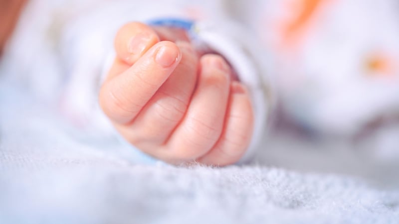Matka z Plzně nechala dceru v autě. Hasiči rozbili okénko, dítě skončilo s úpalem v nemocnici