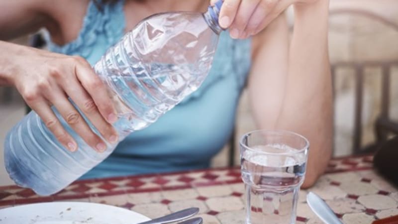 Pozor na tuto balenou vodu. Jsou v ní nebezpečné bakterie, řetězec ji stahuje z prodeje