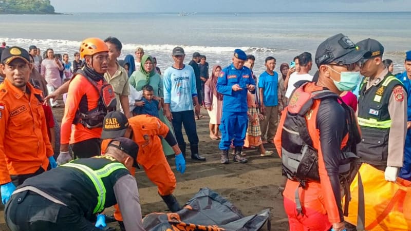 Trajekt plný lidí se potopil u Bali. Čtyři lidé utonuli, desítky dalších se pohřešují