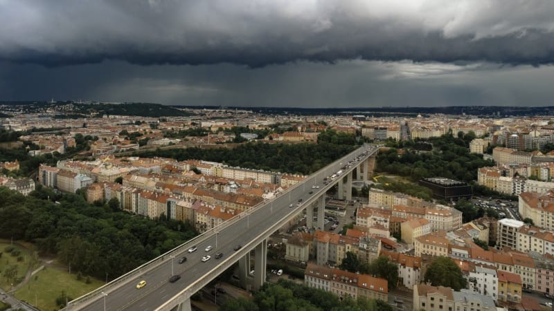 MAPA: Silné bouřky vtrhnou do Česka, platí varování. Podívejte se, kudy budou postupovat
