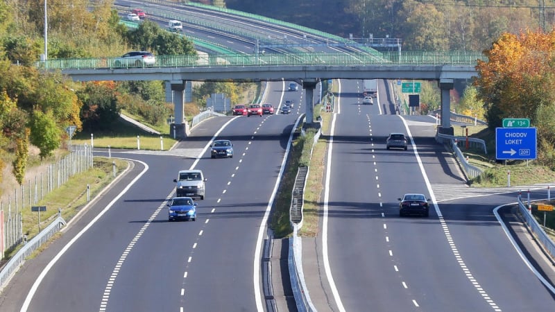 Smrtelná nehoda na Chebsku: Zemřel 45letý muž, srazil ho náklaďák při výměně kola