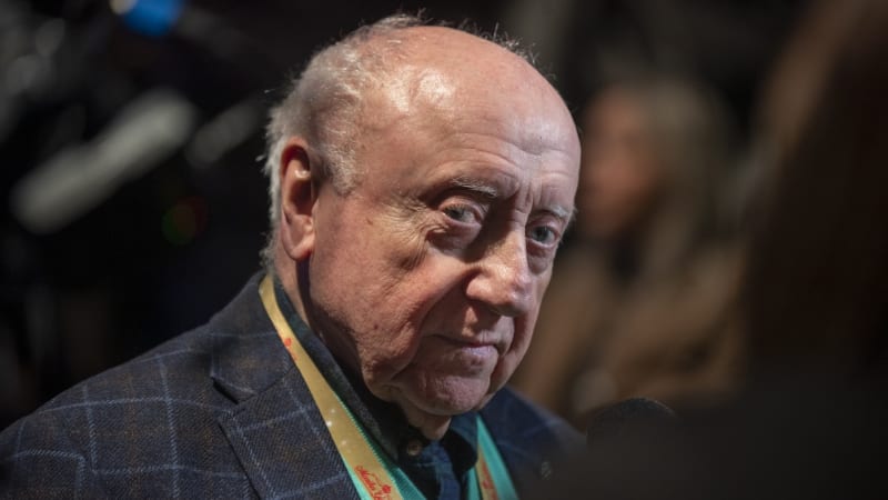 Strach o Felixe Slováčka: Udělalo se mu špatně v letadle, musela pro něj záchranka