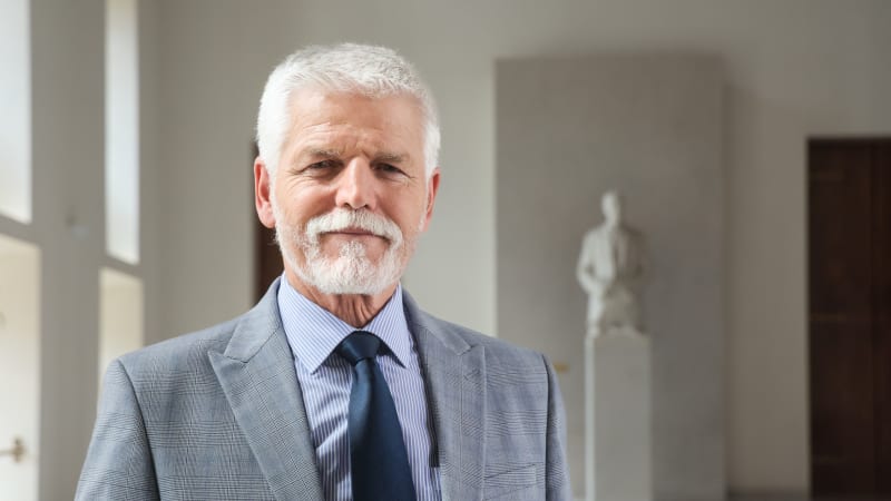 Místo známek slovní hodnocení a omezení odkladů školní docházky. Pavel novelu podepsal