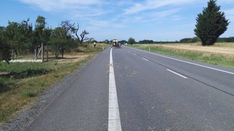 Neštěstí na Hodonínsku: Motorkář skončil zaklíněný pod náklaďákem, na místě zemřel