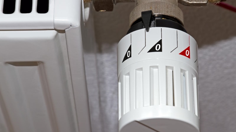 Zpřísnění klimatických cílů může prudce zdražit povolenky. Jak to změní ceny benzinu a energií?