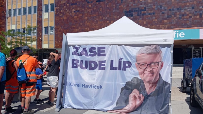 Havlíček za výčepem, Fiala s Pazderkovou zvou na gril. Podívejte se, jak politici loví voliče