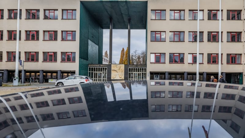Poplach na magistrátu v Hradci: Kvůli podezřelému předmětu se evakuuje, zasahuje pyrotechnik