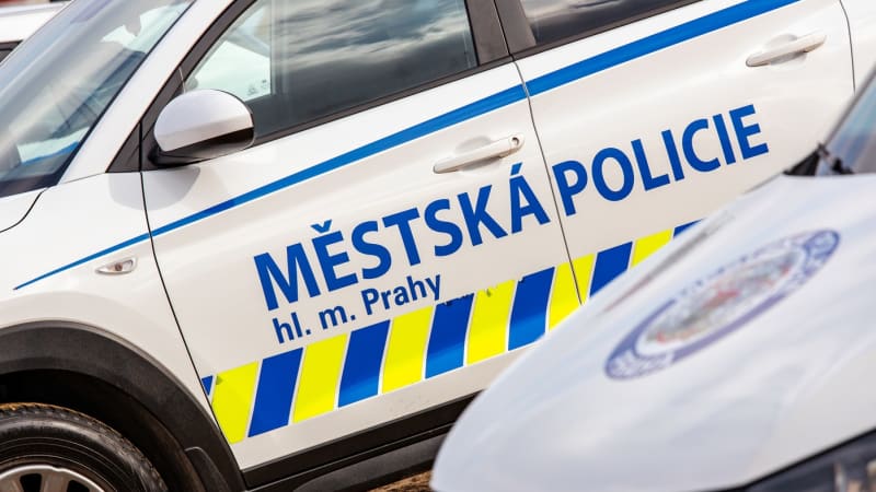 Opilého řidiče v Praze vytočil dotaz na alkohol: Najel do strážníka, ten skončil v nemocnici