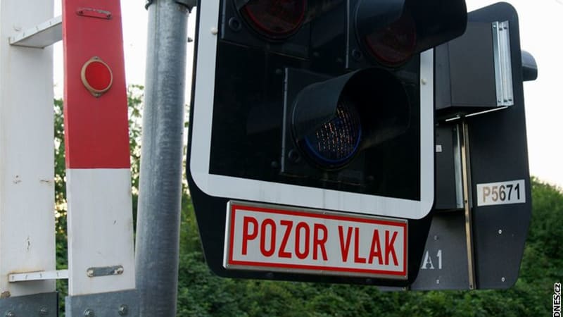 Hazard na přejezdu: Muž na Vyškovsku i přes výstražnou signalizaci „dirigoval“ auta přes koleje