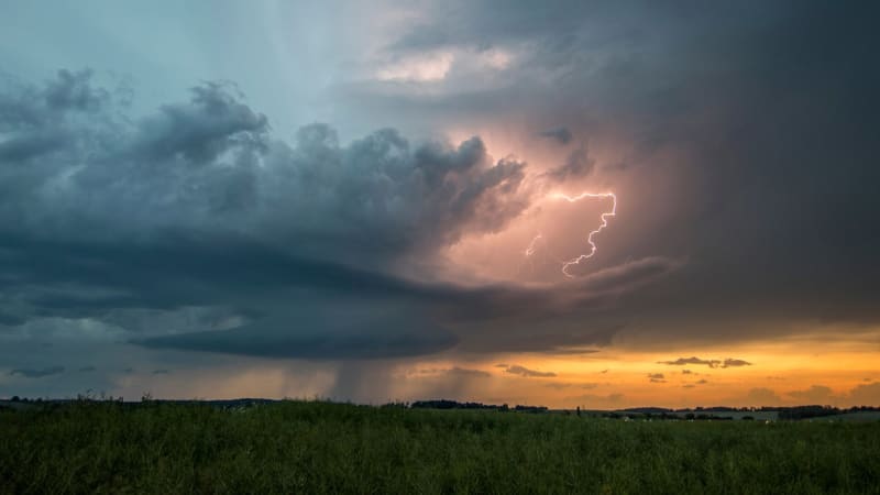 Krupobití a rychlé bouřky bičují Česko. Mapa ukazuje, kde brzy udeří další blesky