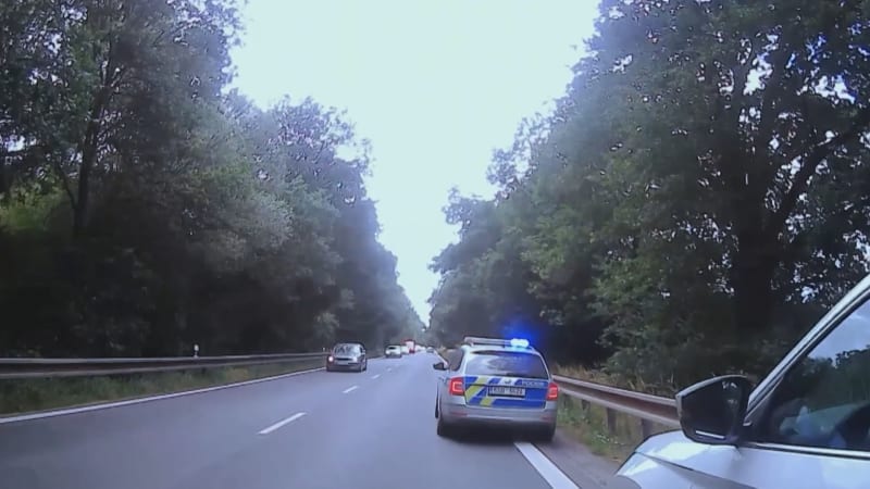 Hrdinní policisté z Neratovic zachránili dvouletou holčičku. Zmodrala a přestala dýchat