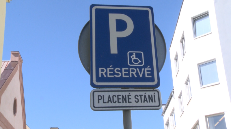Rarita ve Slaném: Za parkování musí platit i invalidé. Je to nemorální, stěžují si obyvatelé