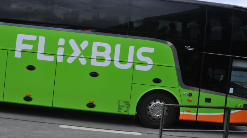 Nehoda Flixbusu, který jezdí přes Česko: Zranilo se 20 lidí, autobus se převrátil na bok