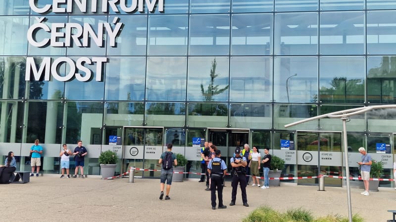 Nečekaná dohra „bombové hrozby“ na Černém Mostě. Mladá žena přiznala podivný motiv
