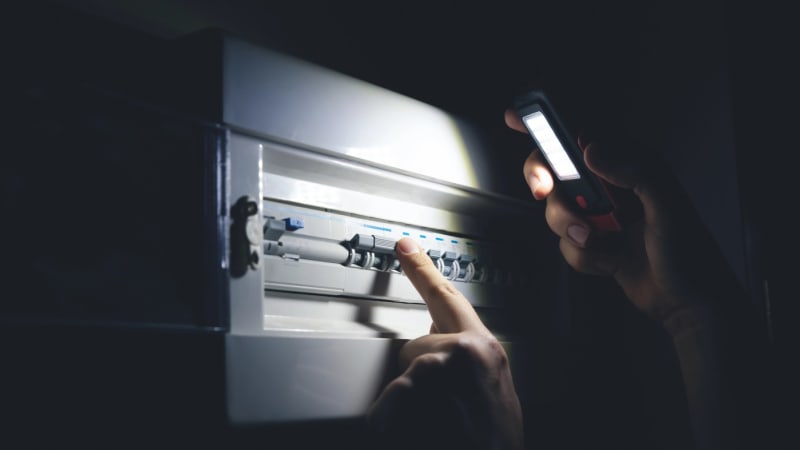 Jak se zachovat při blackoutu? Odpojte všechna zařízení a telefon používejte jen v nouzi
