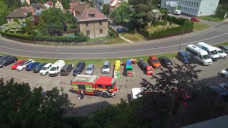 Blackout uvěznil ve výtahové pasti řadu lidí. V Liberci zachraňovali chlapce, ukazuje video