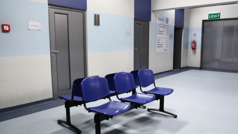 Seniorka zemřela v čekárně ve Valbřichu. Sestra ji odmítla přednostně přijmout, hrozí jí vězení