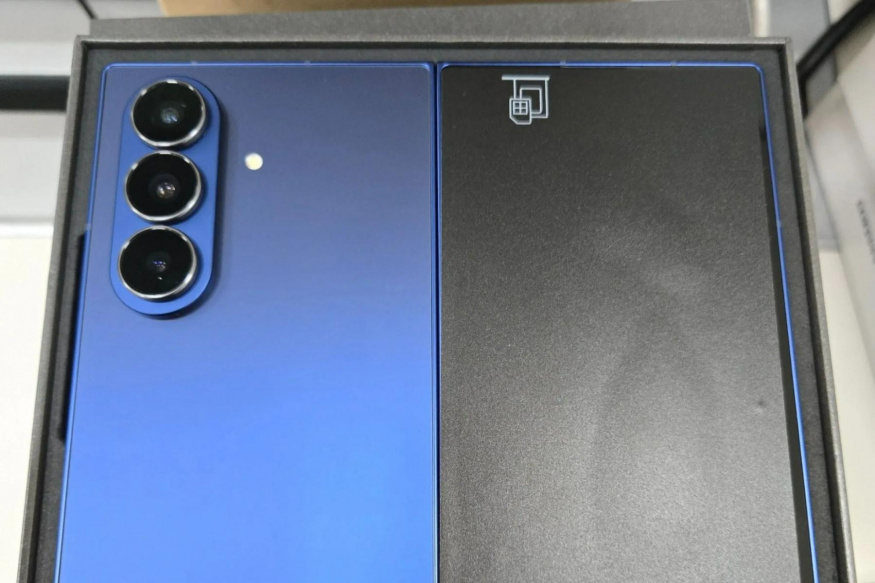První reálné fotky Samsungu Galaxy Fold 7. Modrá mu neskutečně slušní
