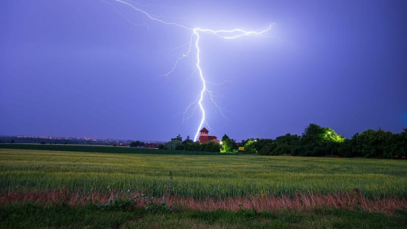 Česko se připravuje na úder: Po víkendových tropech dorazí silné bouřky. Sledujte RADAR