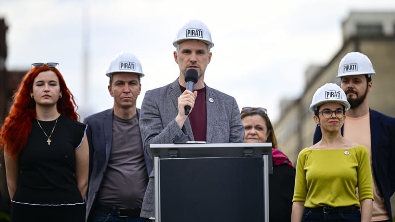 GLOSA: Pouliční archeolog Hřib nakupuje turecké trolejbusy a Praze hrozí dopravní kolaps