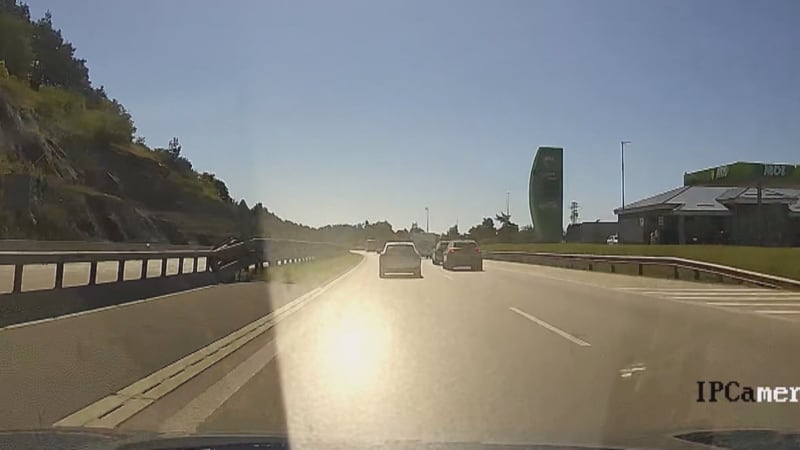 Audi na D1 vybržďovalo jiný vůz, ukazují policejní záběry. Řidič má na kontě už 14 záznamů
