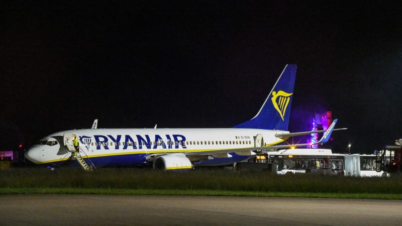 Drama na palubě: V letadle Ryanair propukl požár. Cestující lezli na křídla, mnozí se zranili
