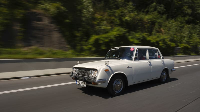 Policie nám rozrážela cestu. S výpravou historických vozidel jsme se vypravili do Ósaky