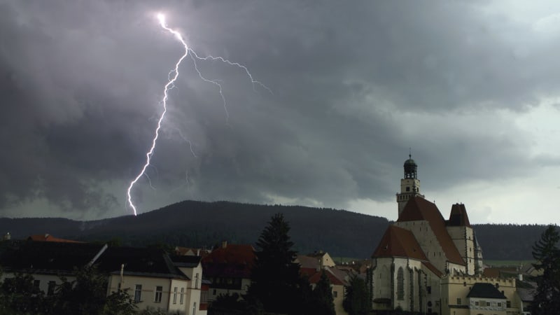 Česko zasáhnou silné bouřky i úmorná vedra. Platí VÝSTRAHA meteorologů