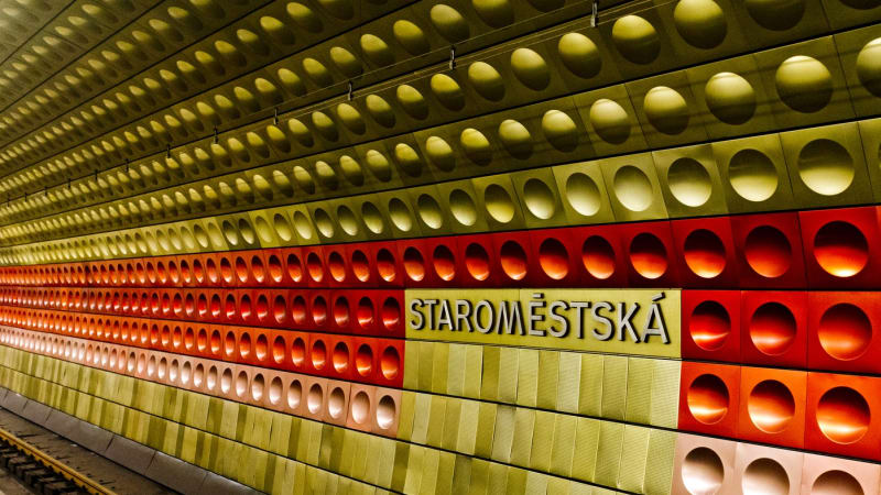 Požár na Staroměstské uzavřel metro: Vlaky stanicí jen projíždějí. Není jasné, jak dlouho