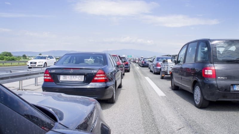 Pozor řidiči, nastalo nejrizikovější období nehod. Expert poradil, jak se vybavit za volant