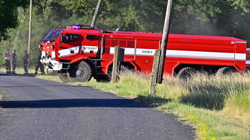 U Hodonína vzplálo 50hektarové pole. Hoří i okolní chatky, hasiči povolali vrtulník