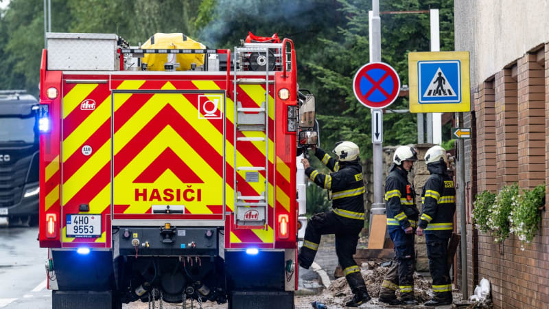 Několik požárů zuří u Klášterce nad Ohří. Zřejmě je založil porouchaný vlak, hasí je vrtulník