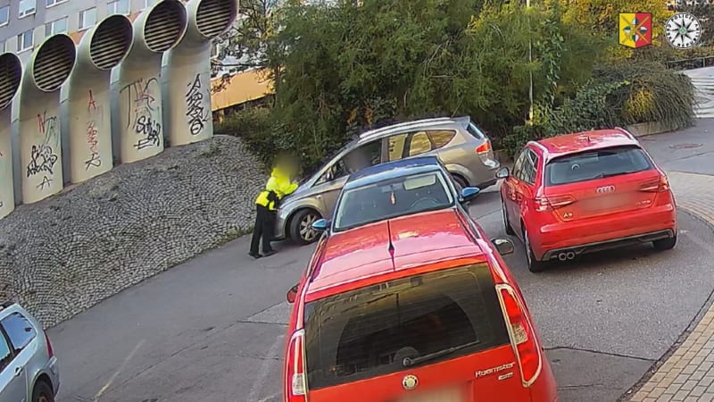 Srazila mě zrcátkem, pak do mě dvakrát najela. Počet útoků na strážníky v Praze razantně roste