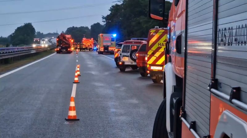 Autobus na D2 se převrátil na bok a skončil v příkopu: Záchranáři převezli zraněné do nemocnic