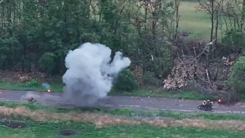 Ukrajinská dronová elita v akci. „Maďarovi ptáci“ vyzobali Rusy na motorkách, ti zkáze neujeli