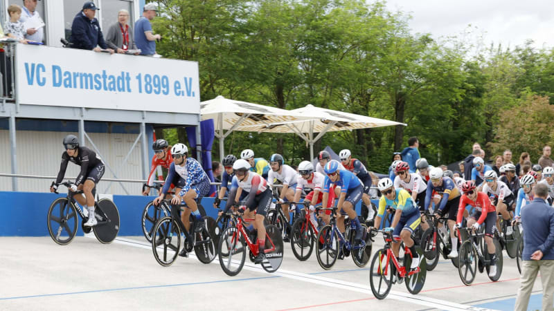 Neštěstí na cyklistice: Němečtí závodníci v plné rychlosti vlétli do diváků, zranilo se 12 lidí