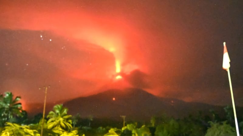 Výbuch sopky v Indonésii: Vulkán zasypal vesnice popelem, úřady varovaly před vlnou tsunami