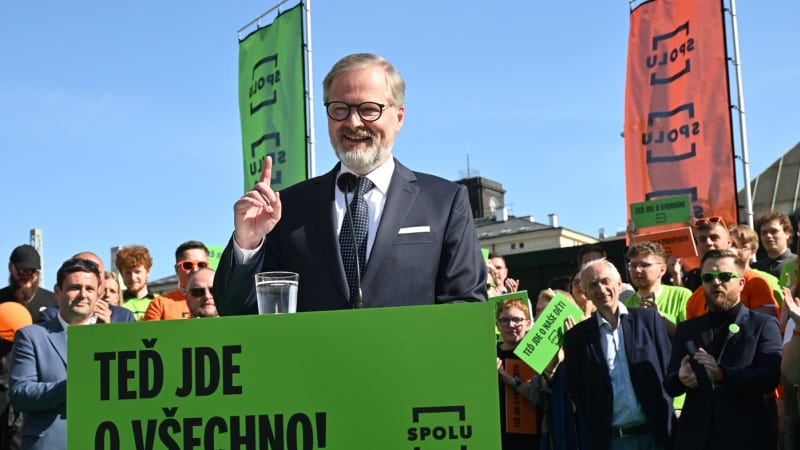 Jaké má Fiala auto, s čím jí chlebíčky a loupe si kiwi? Premiér odpovídal na netradiční otázky