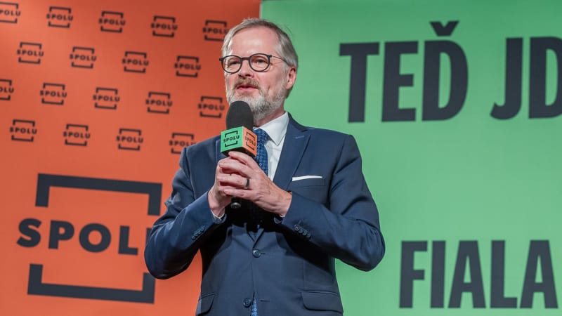 Horko na debatě v Brně: Fiala si sundal sako. Sládek dostal slovo, další lidé křičeli