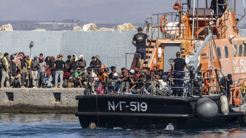 Oblíbený řecký ostrov čelí náporu migrantů. Za tři dny jich tam doplulo přes tisíc