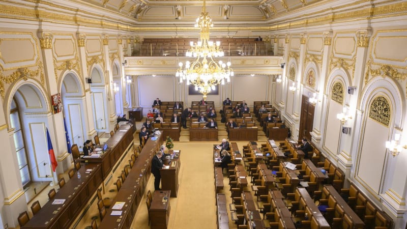 Volby jsou za rohem, pod stůl zřejmě spadnou důležité zákony. Podívejte se, kterým to hrozí