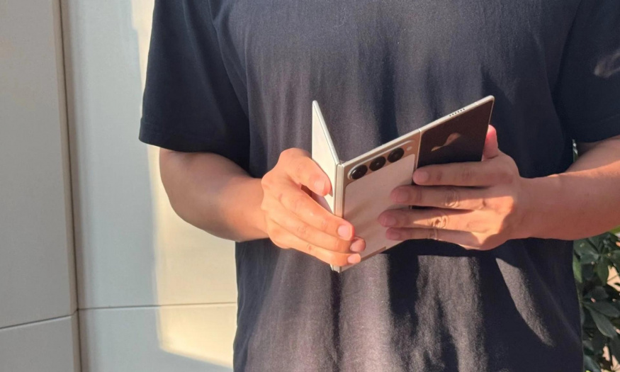 Tecno jde po Samsungu. Jejich nadvakrát ohebná skládačka vypadá úchvatně