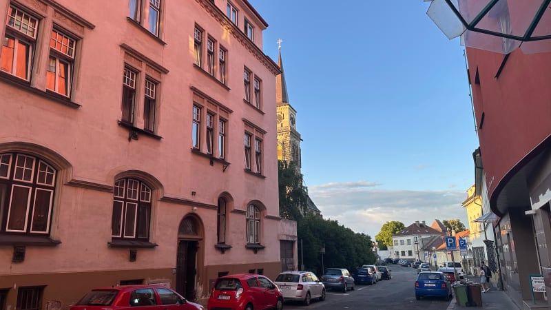 Smutná zpráva z Nymburku: Dítě, které vypadlo ze třetího patra, zemřelo. Věc šetří policie