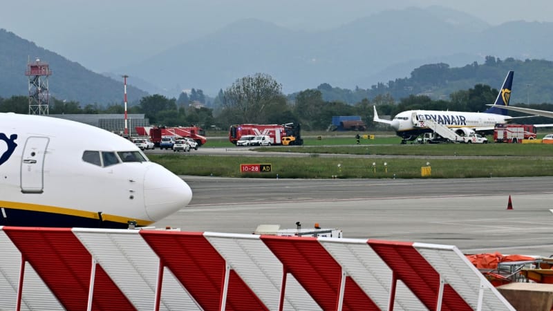 Tragédie na letišti v Bergamu: Muže nasál motor popojíždějícího letadla